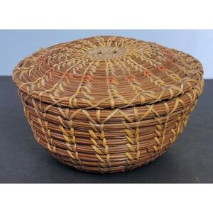 Vtg Native American Handwoven Pine Needle Coil Basket w/Lid 4.5"x3"